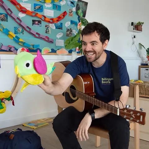 Perico, la marioneta, en una clase de Bilingual Beats