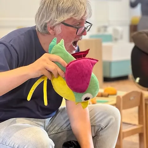 Perico, la marioneta, en una clase de Bilingual Beats